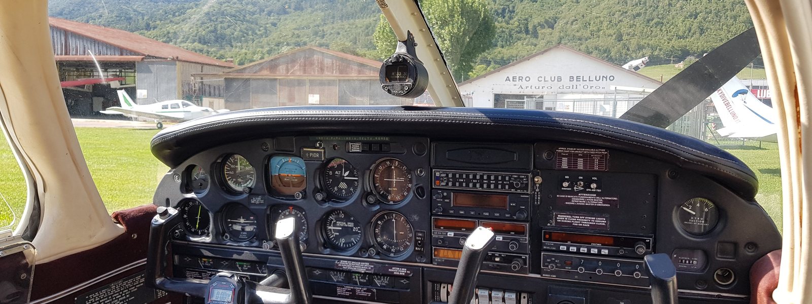 Cabina di pilotaggio con la documentazione di volo