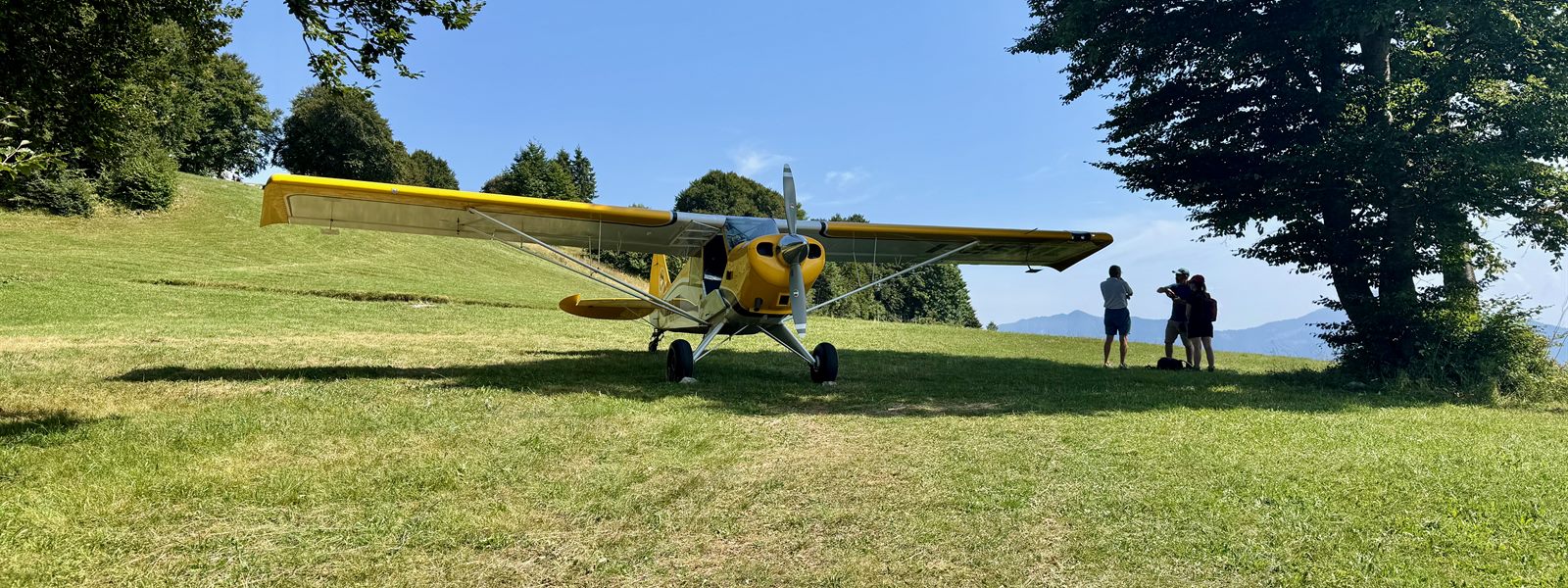 L'Aviat Husky della Scuola di Volo in Montagna su un'aviosuperficie erbosa