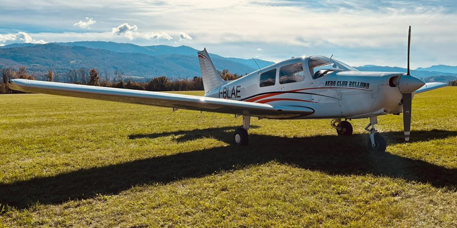 Il Piper PA-28 I-BLAE della scuola sul prato dell'aeroporto