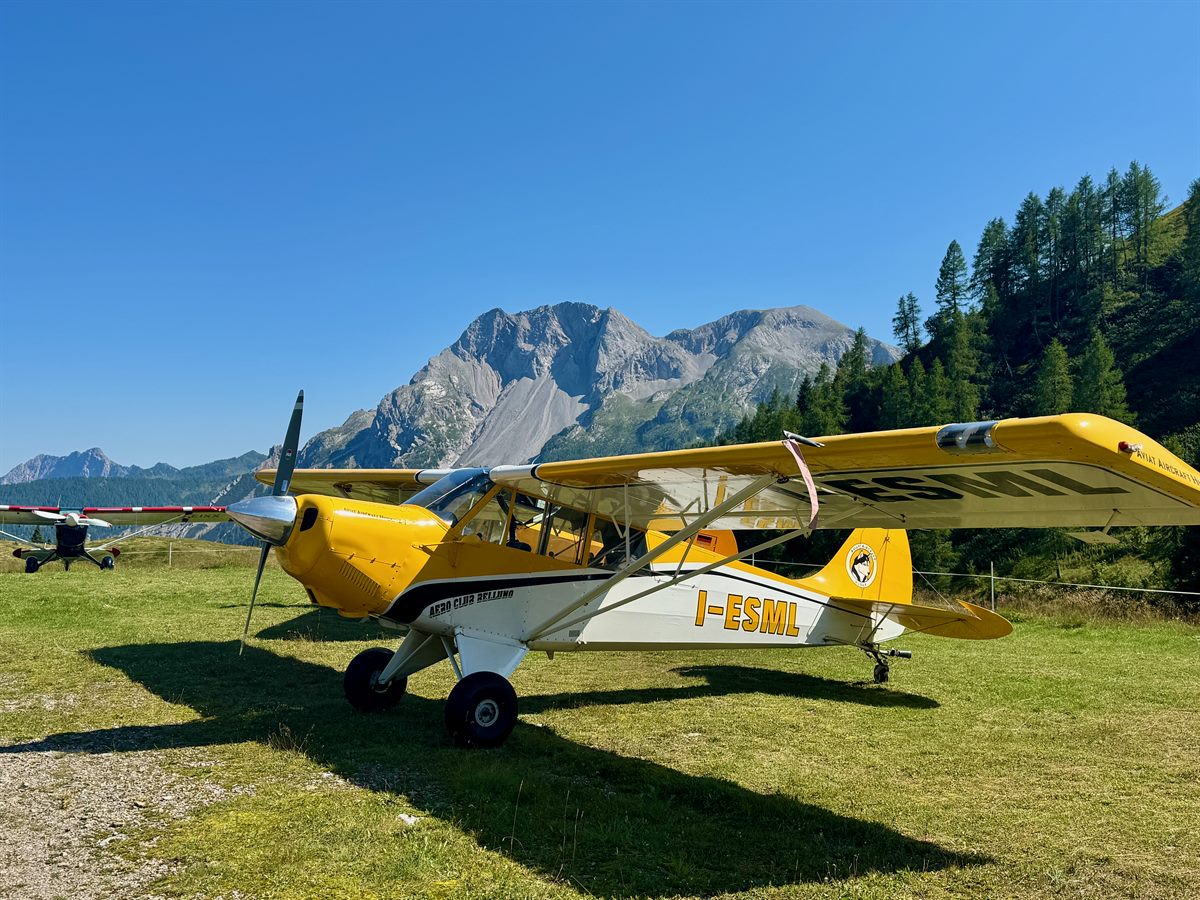 L'Aviat Husky I-ESML su un'aviosuperficie di montagna