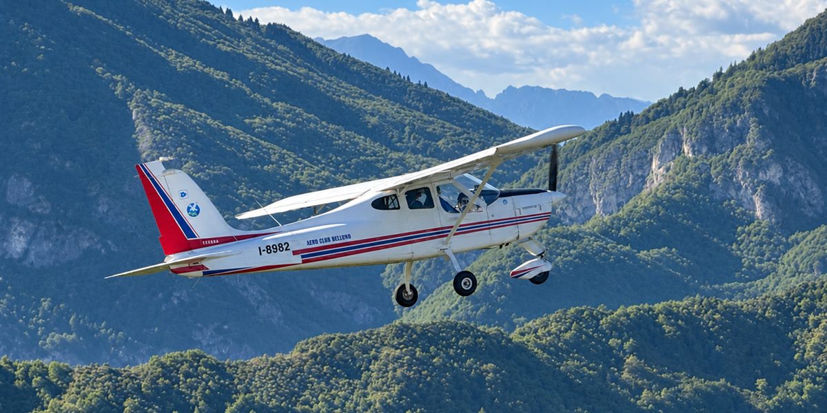 Il Tecnam P-92 Echo Super I-8982 della scuola VDS in volo
