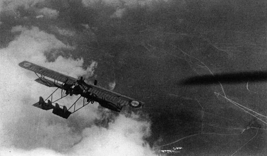 Aeroplano della Prima guerra mondiale in volo sopra le nuvole, nella zona di Belluno